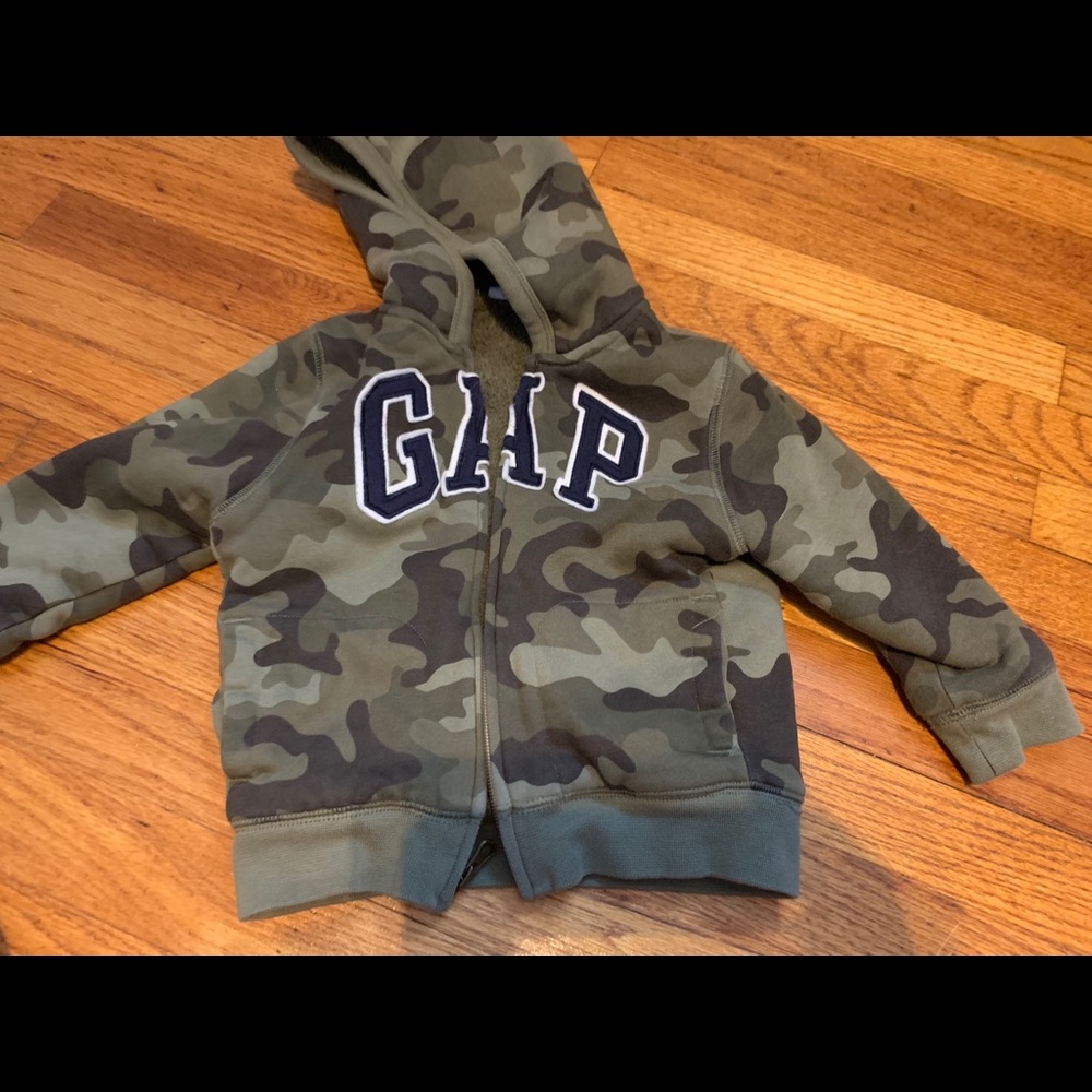 Babygap size 3t camo fleece lined sweatshirt